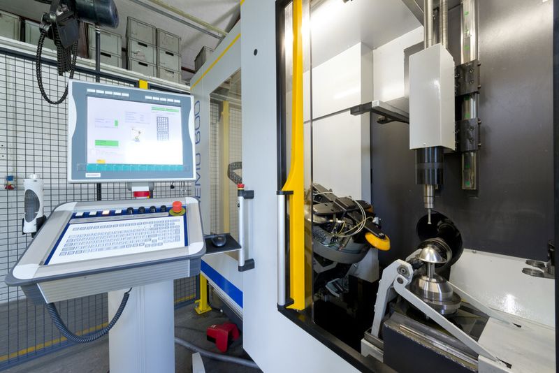 Die Steuerung von Drückmaschine und Roboter ist anwenderfreundlich in einer Bedienoberfläche zusammengefasst. (Bild: Abacus / Clean Fotostudio)