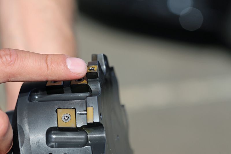 Die Wendeplatten sind bei diesem Werkzeug in Tangential-Bauweise konzipiert, so dass die Zerspankräfte perfekt in den Werkzeugträger eingeleitet werden. (M. Böhm)