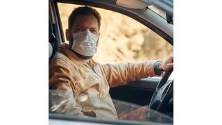 Mit Atemschutzmaske ins Auto? Einweghandschuhe wären wichtiger. (Bild: Adobe Stock 331513205)