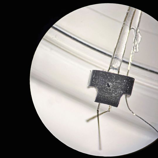 Die Komplexität des Designs erforderte präzise Abmessungen, darunter Öffnungen für die Elektroden mit einem Durchmesser von 110 µm in einem Teil, das lediglich 2,7 mm breit war.(Bild:  Nano Dimension)