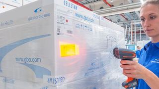 Auftragskommissionierung in der Vorzone: Die Zuführung der Quellpaletten aus dem Hochregallager erledigt der SAP-basierte Materialflussrechner per Transportauftrag direkt an die SPS-Steuerung. (Faktor Zwei)