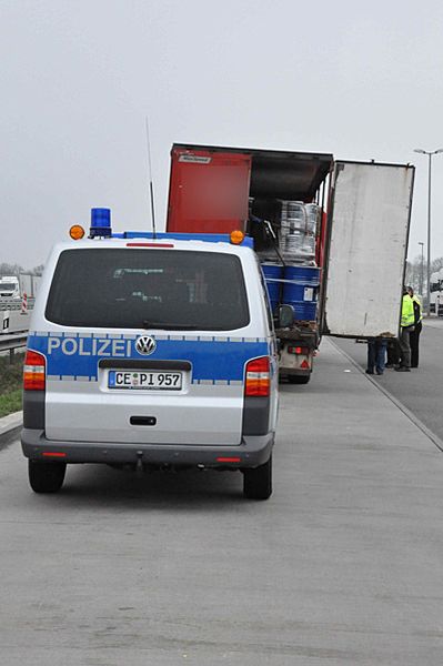 Deutliche Schieflage beim Lkw. Die Ursache: …  Bild: POL-LG/obs (Archiv: Vogel Business Media)