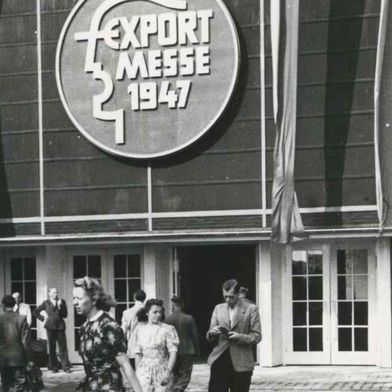 Nach dem Zweiten Weltkrieg liegt Deutschland wirtschaftlich brach. Mit einer Export-Messe wollen das die britischen Alliierten ändern - auch, damit ihnen das Land nicht zur Last fällt. Daraufhin wird 1947 in kürzester Zeit eine Industrieschau in Hannover auf die Beine gestellt. (Bild: Deutsche Messe AG)