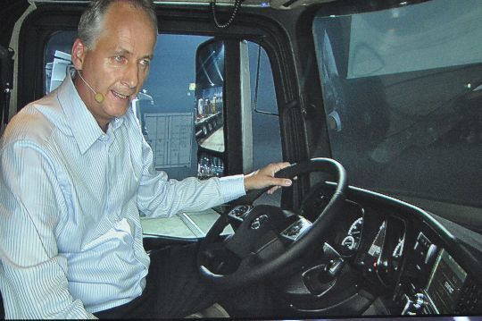 Hubertus Troska, Leiter Mercedes-Benz Lkw (Europa/Lateinamerika) macht einen Rundgang durch Arbeits-, Wohn- und Schlafzimmer im neuen Actros. (Archiv: Vogel Business Media)