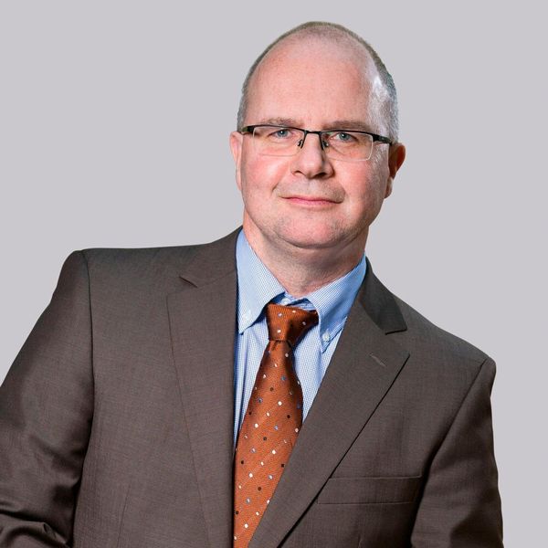 Peter Feller, stellvertretender BVE-Hauptgeschäftsführer: „Deutschland ist mit seinen verschiedenen Rücknahmesystemen für Verpackungen im internationalen Vergleich gut aufgestellt. Die Umsetzung europäischer Vorgaben muss deshalb mit Augenmaß und Weitblick erfolgen. Höhere Rezyklateinsatzquoten für Getränkeverpackungen erfordern, dass allen betroffenen Getränkeherstellern ein fairer Zugang zu Rezyklaten ermöglicht wird. Auch dies betreffend muss die Politik nachbessern und für geeignete Rahmenbedingungen sorgen.“ (Bild: BVE)
