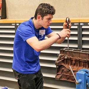 Fabian Stolzlechner bei der Motorvermessung(Bild:  Schmidt - VCG)