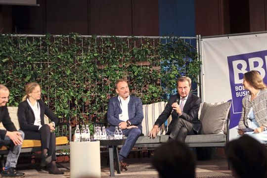 Ex-EU-Kommisar Günther Oettinger (2. v.r.) setzt sich beim Bodensee Business Forum für eine Verschiebung des Verbrennerverbots 2035 ein. Philipp Schiemer (Mitte), ehemaliger CEO von AMG, ist nicht überzzeugt.(Bild:  Ralf Steck)