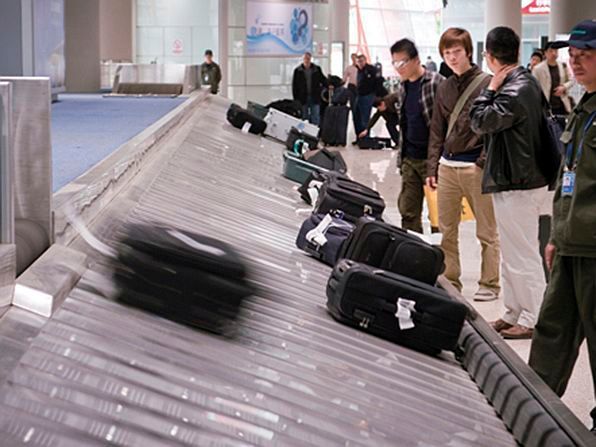 Wenn am Airport London-Heathrow eine Maschine landet und die Fluggäste aussteigen, geht im Untergrund die Arbeit so richtig los. Mehrere Stockwerke unter der Erde rasen Hunderte Koffer über kilometerlange Gepäckförderanlagen durch Tunnel in jene Terminals, von denen aus direkt weitergeflogen wird.  (Bild: Andreas Messner)