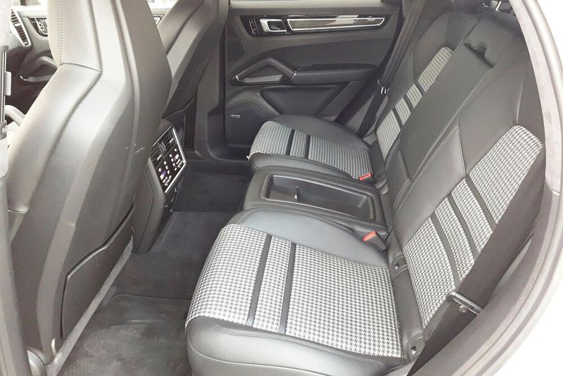 Es muss nicht immer Leder sein! Die Sitze des Testwagens trugen einen sehr geschmackvollen Textilbezug mit klassischem Karomuster. (Bild: Achter/»kfz-betrieb«)