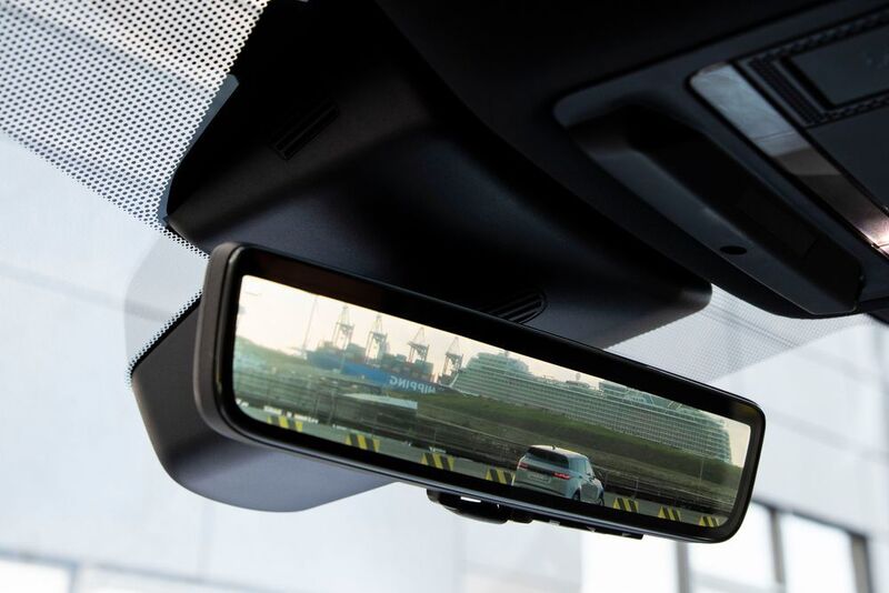 Per Knopfdruck verwandelt sich der Rückspiegel in einen Bildschirm, auf dem das Geschehen hinter dem Auto eingeblendet wird. (Land Rover)