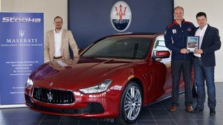 Von links: Alexander Stopka, Geschäftsführender Gesellschafter Auto Sport Stopka, Steffen Heil, Maserati Manager After Sales, und Karol Wojewodzki, Serviceleiter Auto Sport Stopka. (Foto: Maserati)