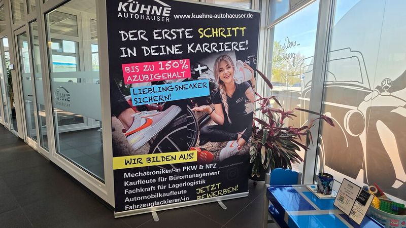 Hochwertige Sneaker als Instrument für die Gewinnung von Auszubildenden? Im Bad Dübener Autohaus Kühne funktioniert das, in Kombination mit einer ganzen Reihe von anderen Maßnahmen. (Bild: Mauritz – VCG)