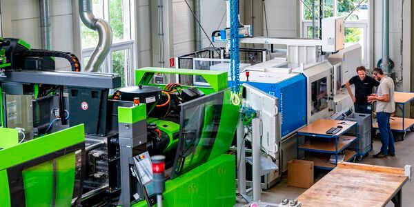 Im SKZ-Technikum in Würzburg laufen die Versuche zum Forschungsprojekt Dar-Win auf verschiedenen Spritzgießmaschinen. (Bild:  Elke Kunkel Fotografie)