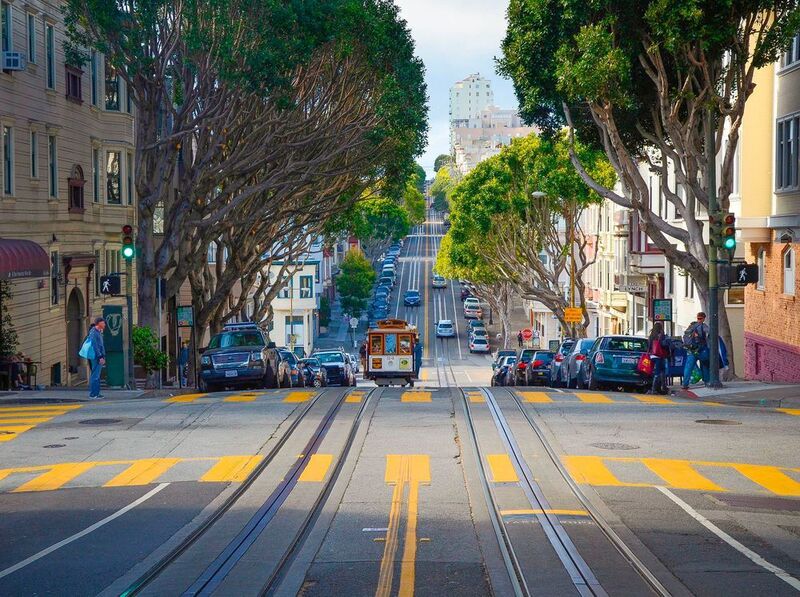San Francisco ist Pionier, wenn es um das intelligente Parken geht. 2017 ernannte Juniper Research San Francisco zu einem der weltweit führenden Unternehmen im Bereich der Nutzung digitaler Technologien zur Lösung von Transportprobleme - zusammen mit Singapur und London. Uber, Waymo, GM und Zoox haben Tests mit selbstfahrenden Fahrzeugen in der Stadt gestartet. San Francisco, die Heimat von Uber und Lyft, hat auch die Nase vorn, wenn es um um das Thema Ridesharing geht. Die Stadt setzt ein Netzwerk von Sensoren ein, um die Fahrgastzahlen zu messen, während ein ähnliches Programm, genannt SFgo, den Verkehrsfluss monitort. Das Parken in der Stadt wird digital gesteuert. Das SFpark-System nutzt dazu Sensoren in der Fahrbahn, um die Verfügbarkeit der Parkplätze zu ermitteln. Dadurch konnte eine Reduktion der Fahrzeugemissionen um 30 Prozent in jenen Stadtvierteln erreicht werden, in denen das Programm zum Einsatz kommt.  (gemeinfrei)