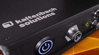 Die Booster Box 4.0 ist nur halb so groß wie das Vorgängermodell und soll auch unter engen Bedingungen Platz im Schaltschrank finden.  (Bild: Kaltenbach Solutions GmbH )