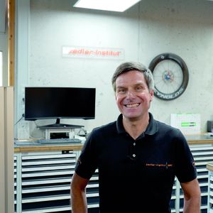 Dirk Zedler, Gründer, Prüfexperte und Sachverständiger des Zedler – Instituts für Fahrradtechnik und -Sicherheit hat seine Leidenschaft zum Beruf gemacht. (Bild:  Zedler-Institut/Norelem)