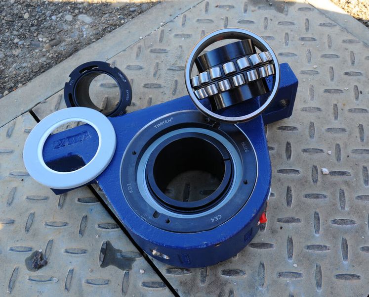 Die Hochleistungs-Pendelrollenlager der Timken Lagereinheiten sind in einem massiven Vollguss-Gehäuse verbaut, das auch den extremen Belastungen beim Digger-Einsatz standhält. Die bisher verbauten, innen hohlen Lagereinheiten eines anderen Herstellers sind vorzeitig gebrochen und mussten häufig ersetzt werden. (Bild: Timken)