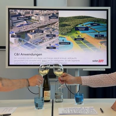 Patrick Janak (r.), Head of Commercial & Industrial (C&I) DACH bei Solar Edge, zu Gast bei WINe O'Clock – Die Business After Hour. Im Gespräch erläutert er, welche Technologien heute bereits wirtschaftlich sind und welche Entwicklungen die nächsten Jahre prägen werden.   (Bild: Redaktion)