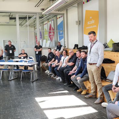 Beim Expertenmeeting E-Mobilität versammelten sich Werkstätten und andere Branchenvertreter, um über Reparaturmöglichkeiten an Hochvoltakkus zu diskutieren. (Bild: Schmidt – VCG)