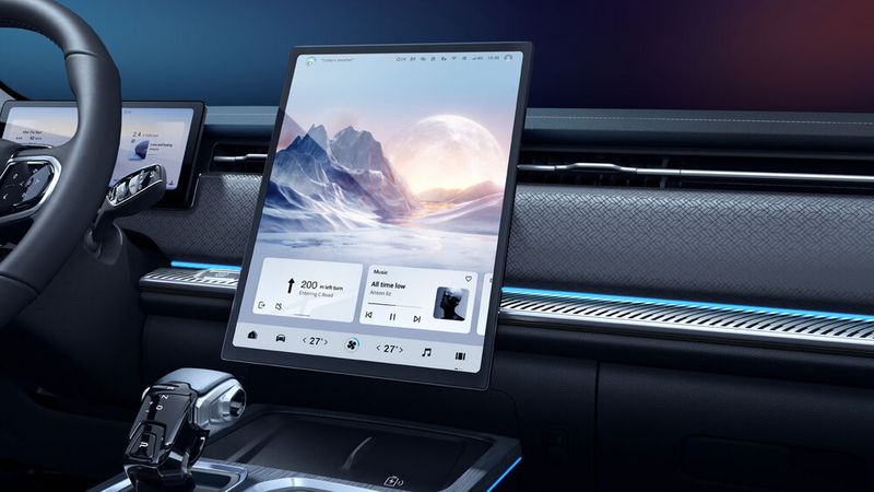 Innen gibt es ein großes Display. (Bild: Chery)