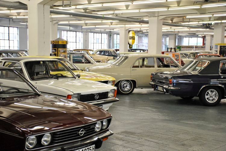 Immer einen Besuch wert: die Opel-Classic-Werkstatt auf dem Werksgelände in Rüsselsheim. Im Zuge einer Werksbesichtigung kommt man hier auch als Otto-Normalo rein. (Dominsky)