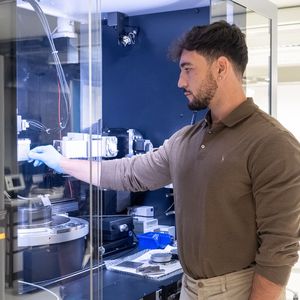 Empa-Forscher Damien Terebenec analysiert die Struktur metallischer Gläser in einem Röntgendiffraktometer.(Bild:  Empa)