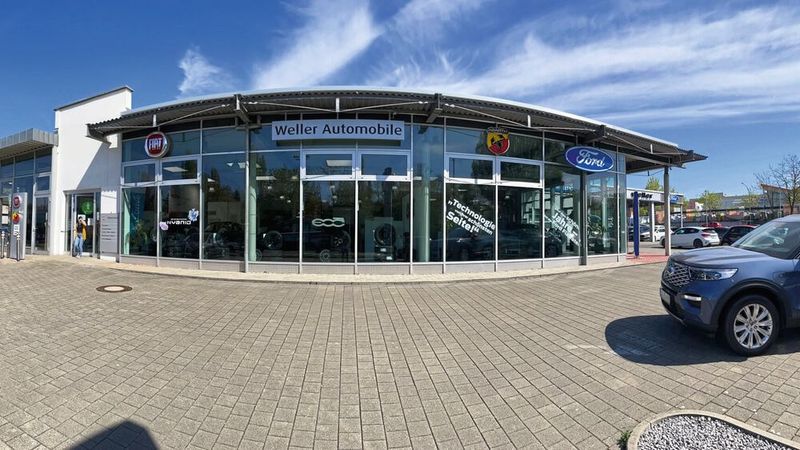 Nach einem außergewöhnlichen Volumen-Peak in den letzten Jahren hat sich die Situation im schwäbischen Autohaus Weller in Bietigheim-Bissingen wieder etwas beruhigt. Das Fabrikat mit dem Blitz steht nach wie vor im Fokus der Aktivitäten – unsicherer ist das Geschäft mit der E-Mobilität. (Bild: Weller)