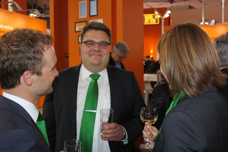 Am Dienstagabend wurde bei der Vogel Business Media am Messe-Stand in Halle 9 traditionell auf eine erfolgreiche Hannover Messe 2014 angestoßen. Gute Gespräche und Live-Musik von der Band „Famos“ sorgten bei den zahlreichen Standpartygästen für eine ausgelassene Stimmung. (Siegl/Vogel Business Media)