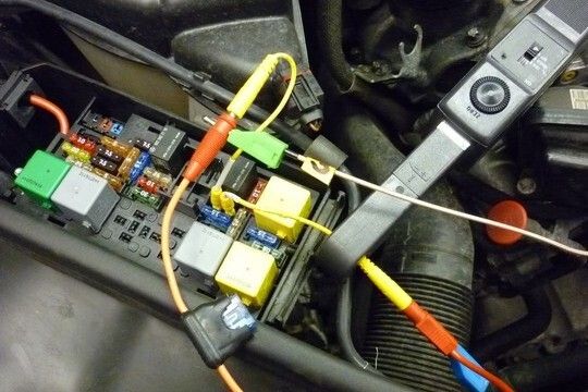 Für die Strommessung behilft man sich mit einer einfachen Kabelbrücke. (Foto: FCD)