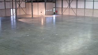 Nach einer erfolgreichen Sanierung ist der Betonboden einer Industrie- oder Logistikhalle wieder glatt und belastbar. (Bild: Faber Betonbodensanierung)