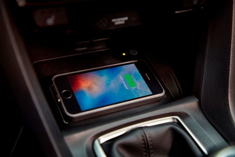 Praktisch für Vieltelefonierer ist das optionale kabellose Ladeset: Das Smartphone wird zum Aufladen einfach auf das integrierte Ladepad gelegt. (Honda)