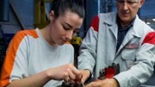 Die ersten 45 Azubis haben bei Seat in Spanien ihre duale Berufsausbildung abgeschlossen. (Foto: Seat)