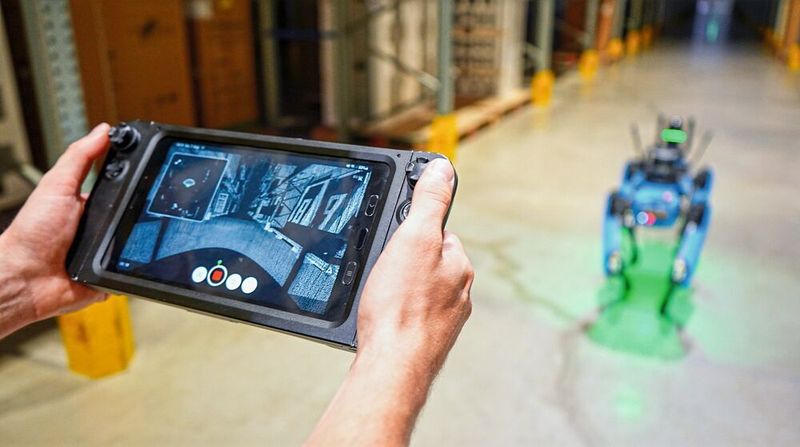 Digitaler Zwilling als Steuerzentrale: In den Logistikzentren der Otto Group sollen Roboterflotten unterschiedlicher Hersteller künftig über einen zentralen „Robotic Coordination Layer“ koordiniert und virtuell getestet werden. (Bild: Otto Group)
