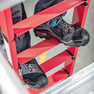 Blick auf die Stufen des neuen GFK-Leitersystems von Munk Günzburger Steigtechnik. Der Anbieter verweist hier auf die vergleichsweise hohe Breite derselben, die zur Sicherheit der Anwender beitragen soll.(Bild:  Munk Group)