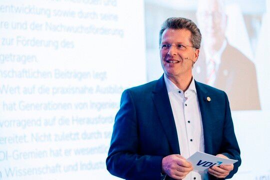 Prof. Lutz Eckstein darf eine zweite Amtszeit als VDI-Präsident antreten. Nun war auch wieder Vorstandsversammlung in Düsseldorf, bei der es um die weiteren Wege und Initiativen ging, die der VDI mit Eckstein verfolgen will ...(Bild:  VDI)
