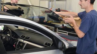 Viele Autofahrer lassen ihre beschädigten Frontscheiben von spezialisierten Glasfachbetrieben austauschen, die über qualifizierte Mitarbeiter verfügen. (Rubbel)