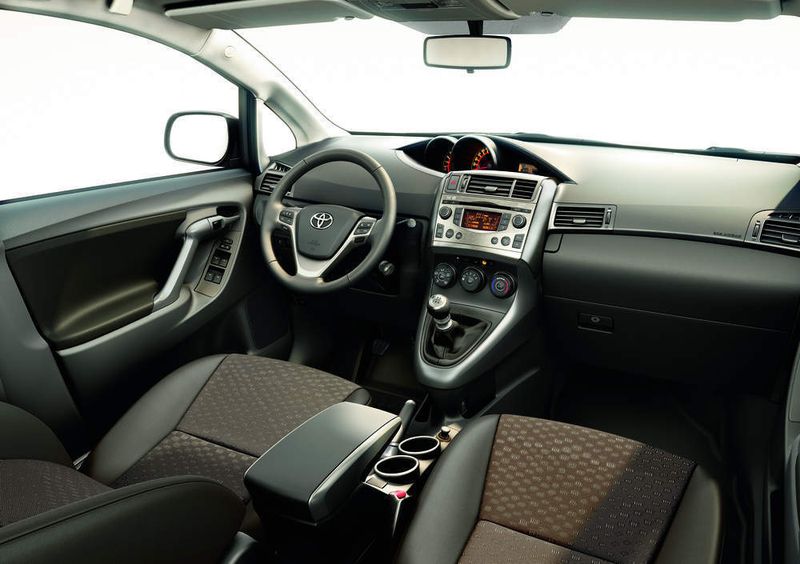 Das Design der Armaturentafel ist ungewöhnlich. Die vertikal betonte Mittelkonsole trennt den funktional geprägten Fahrer-Bereich von der komfortbetonten Beifahrerzone. Beide Bereiche werden von einer wellenförmigen Silhouette verbunden. (Archiv: Vogel Business Media)