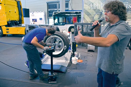 Der Reifensachverständige Michael Immler moderierte die Reifenmontagevorführungen nach neuer Richtlinie am Messestand des BRV auf der „The Tire Cologne“. Der Reifensachverständige Michael Immler moderierte die Reifenmontagevorführungen nach neuer Richtlinie am Messestand des BRV auf der „The Tire Cologne“.