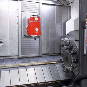 Der Fräskopf mit integrierter B-Achse ermöglicht das Drehen und Fräsen zur gleichen Zeit. 