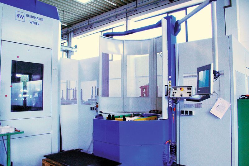 Bild 3: Hier ist eine der beiden Rüststationen zu sehen, die das FMS einrüsten. (Bild: Burkhardt + Weber)