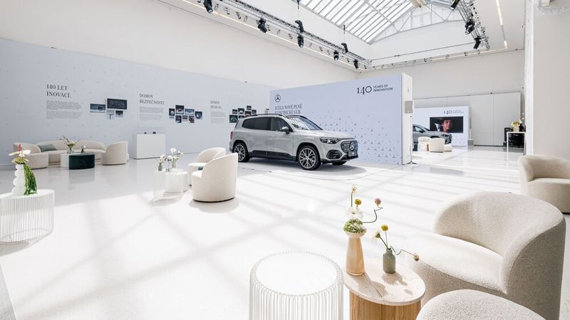 In Prag gab es temporär ein Studio. Mercedes präsentierte sich dort im Mai 2026 für drei Wochen. (Bild: Mercedes-Benz AG)