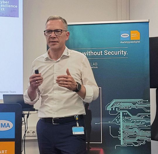 „Wir sind in einem deutlich schwierigeren Umfeld nochmals leicht gewachsen. Das zeigt die Robustheit unseres Geschäftsmodells“, erklärt Hima-CEO Jörg de la Motte. „Gleichzeitig sehen wir, dass Investitionsentscheidungen in vielen Märkten länger dauern und Projekte teilweise verschoben werden.”(Bild:  PROCESS/Stephan)