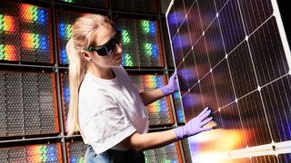 Mit einem Wirkungsgrad von 25 Prozent ist das Tandem-PV-Modul im industriellen Massstab das effizienteste Silizium-Perowskit PV-Modul der Welt.  (Bild: Fraunhofer ISE / Bernd Schumacher)