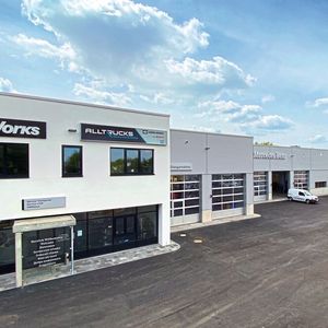 Das Stern-Center Regensburg hat sein neues Nutzfahrzeugzentrum eingeweiht.(Bild:  Stern Center Regensburg)