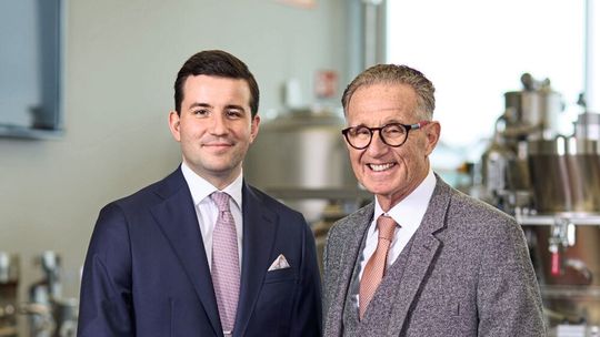 Lukas Zimmermann (links) führt die Azo-Gruppe künftig gemeinsam mit seinem Vater Rainer Zimmermann (rechts). (Bild:  www.fabh.de Horst Bernhard)