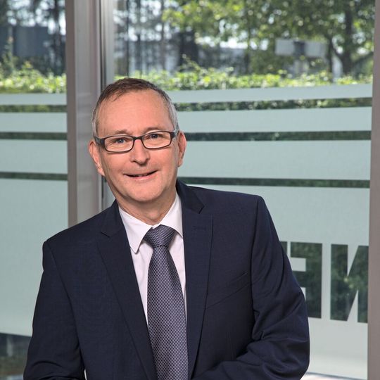 „Mit der Weiterentwicklung unserer Nemo Exzenterschneckenpumpe können Sie sich auf ein echtes Highlight freuen: Ich möchte nicht zu viel verraten, aber kostenintensive Gleitringdichtungen oder andere Dichtungssysteme gehören damit der Vergangenheit an – also seien Sie gespannt“, so Global Business Field Manager Chemical, Pulp & Paper Roger Willis, Netzsch. (Bild:  Netzsch)