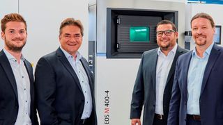 Die Geschäftsführer der Wehl & Partner GmbH - Robert Wehl, Bernardo Wehl und Alexander Wehl - sowie Wolfram Voelker, Area Sales Manager bei EOS (v.l.n.r) vor dem System EOS M 400-4.  (Wehl & Partner)