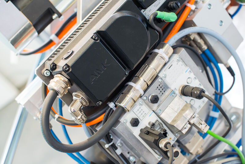 Kurze Kabel: Die direkte Platzierung des robusten Servoumrichters erleichtert die Installation und sorgt für mehr EMV-Sicherheit. (Bild: AMK)