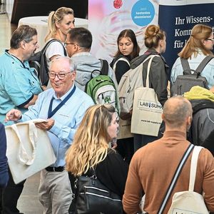 Natürlich darf auch der LAB-SUPPLY- bzw. LABORPRAXIS-Beutel nicht fehlen, den Herr Springauf wie gewohnt am Eingang verteilt.   Mehr Infos zu den kommenden LAB-SUPPLY-Messen finden Sie auf www.lab-supply.info(Bild:  Stefan Stark)