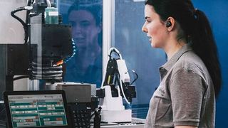 Ansprechbar! Maschinen wie dieses Fräsbearbeitungszentrum lassen sich jetzt über die Spracherkenner und die Audiotechnik des Fraunhofer IDMT aus Oldenburg steuern. Das robuste System sei schnell und einfach an die Bedarfe der Anwender anpassbar. Hier mehr dazu ... (Bild: A. Boedecker / FHG)